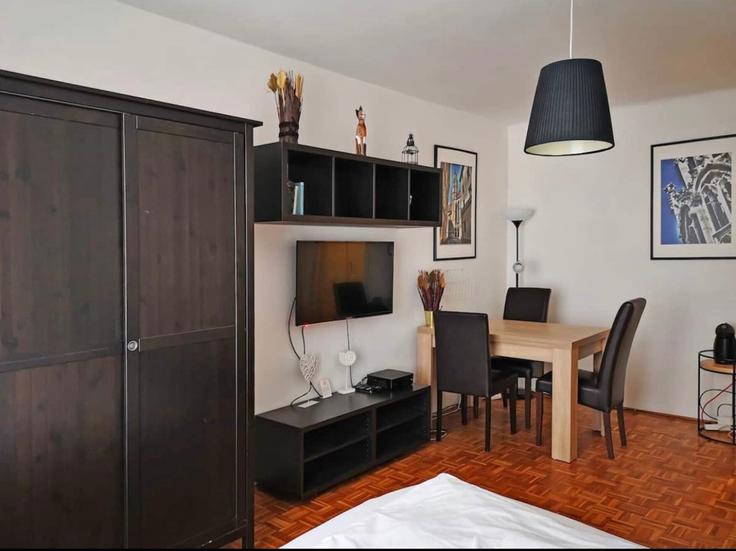 Elegant gestaltetes Wohnzimmer mit moderner Einrichtung in einer Wohnung im Building Sonnenfelsgasse - bosu-gmbh - 1500243 in Vienna, Vienna Elegant gestaltetes Wohnzimmer mit moderner Einrichtung in einer Wohnung im Building Sonnenfelsgasse - bosu-gmbh - 1500243 in Vienna, Vienna