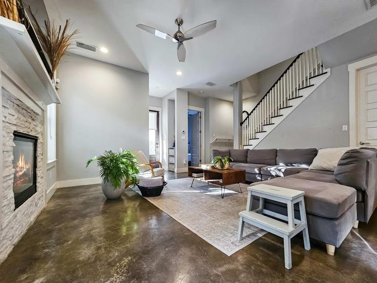 Sala de estar elegantemente projetada com móveis modernos em um apartamento no Building Dawson Road - bouldin-retreat - 1347459 em Austin, Austin