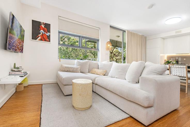 Sala de estar elegantemente projetada com móveis modernos em um apartamento no Building Kensington Lane - boutiq-private-properties - 1337399 em Waterloo, Sydney