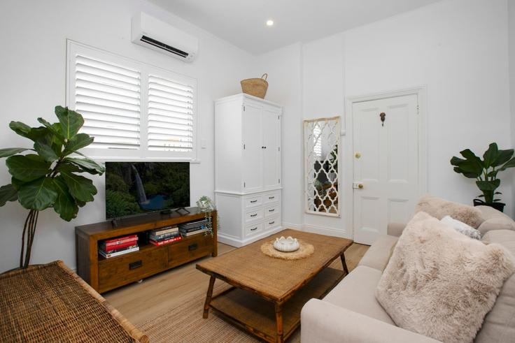 Sala de estar elegantemente projetada com móveis modernos em um apartamento no Building Glebe Point Road - boutiq-private-properties - 1337400 em Glebe, Sydney