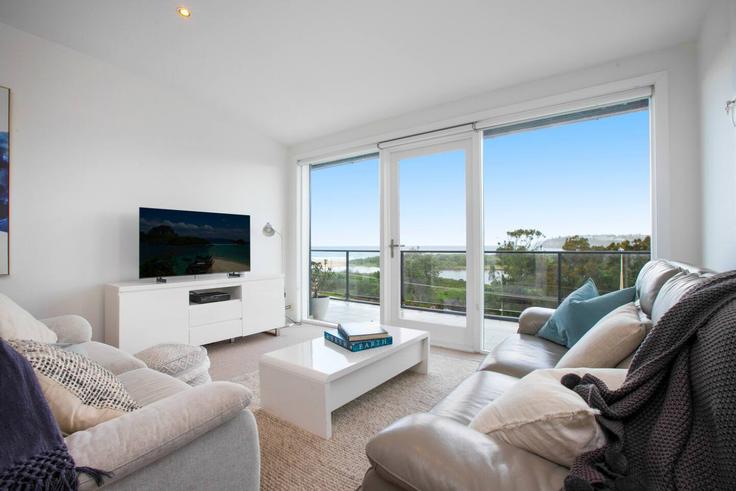 Elegante sala de estar con mobiliario moderno en un apartamento en Building Pittwater Road - boutiq-private-properties - 1337402 en Collaroy, Sydney