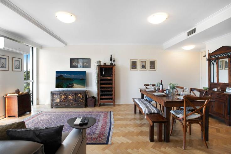 Building Reynolds Avenue - boutiq-private-properties - 1337403 adresindeki bir dairede modern mobilyalarla zarif bir şekilde tasarlanmış oturma odası Balmain, Sydney