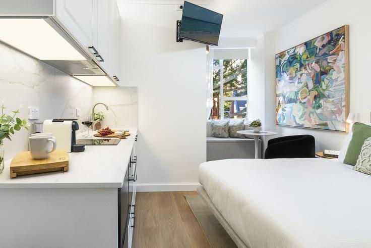 Cozinha funcional e elegante com equipamentos de última geração em apartamento de alto padrão no Building Mona Road - boutiq-private-properties - 1337405 em Darling Point, Sydney