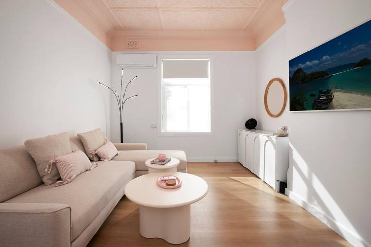 Sala de estar elegantemente projetada com móveis modernos em um apartamento no Building Croydon Road - boutiq-private-properties - 1337406 em Croydon, Sydney