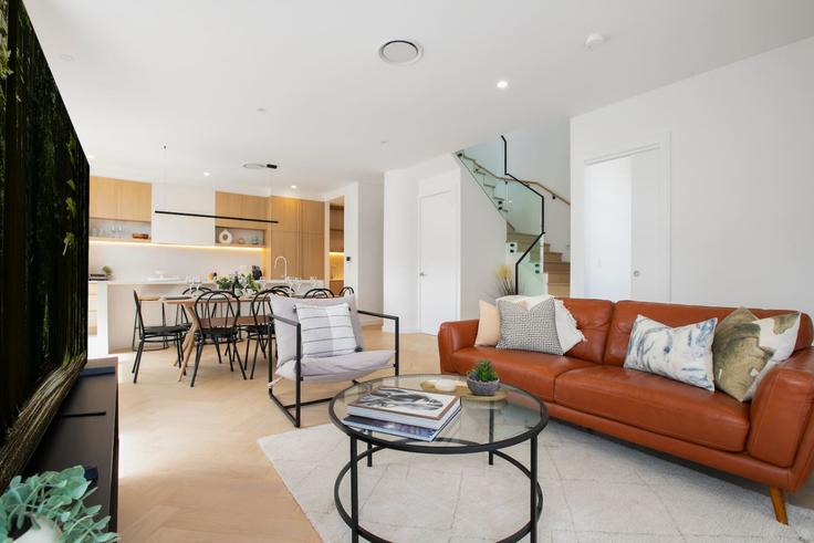 Elegante sala de estar con mobiliario moderno en un apartamento en Building Woolooware Road - boutiq-private-properties - 1337411 en Burraneer, Sydney