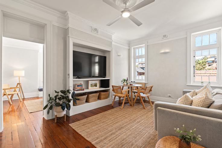 Sala de estar elegantemente projetada com móveis modernos em um apartamento no Building Arden Street - boutiq-private-properties - 1339776 em Coogee, Sydney