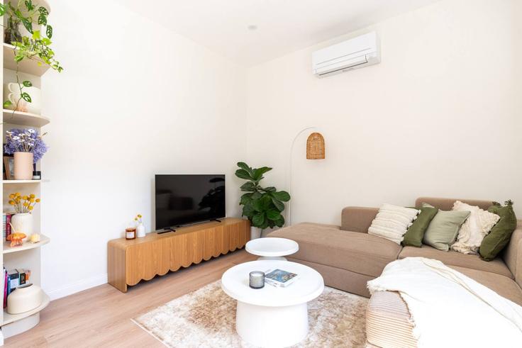 Sala de estar elegantemente projetada com móveis modernos em um apartamento no Building Elizabeth Street - boutiq-private-properties - 1341023 em Zetland, Sydney