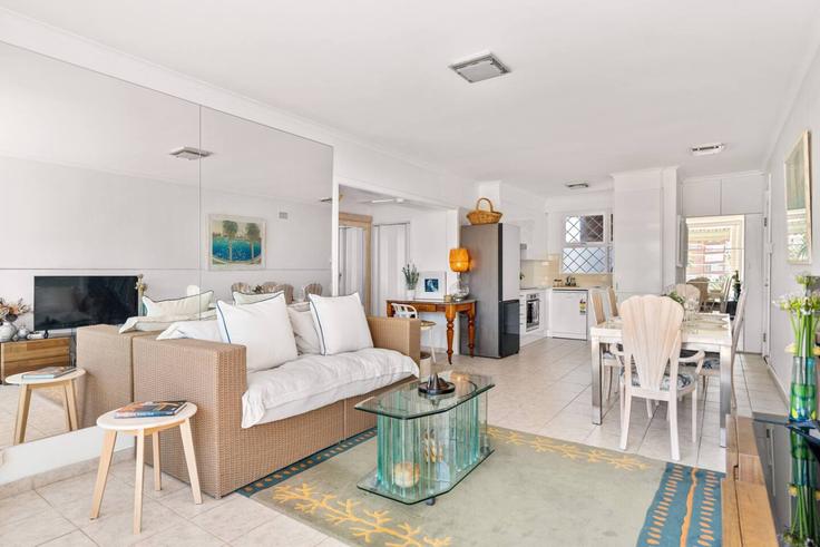 Sala de estar elegantemente projetada com móveis modernos em um apartamento no Building Annandale Street - boutiq-private-properties - 1347047 em Darling Point, Sydney
