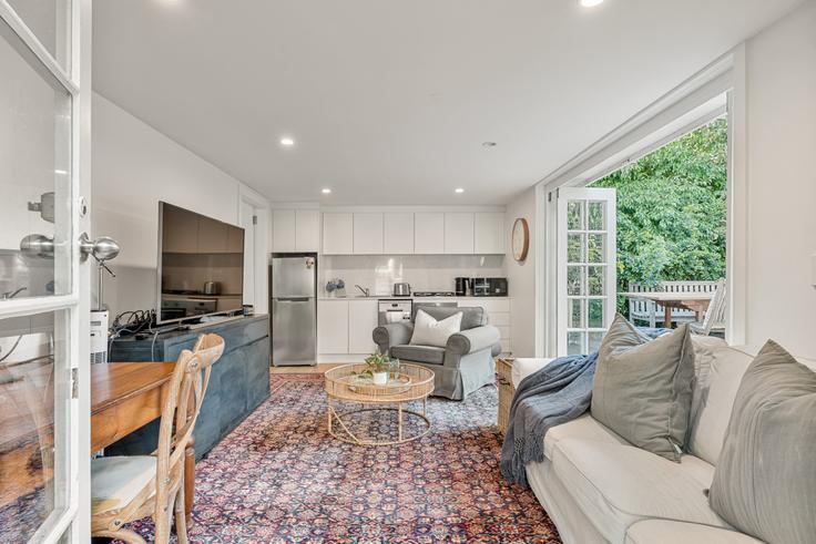 Sala de estar elegantemente projetada com móveis modernos em um apartamento no Building Warrane Road - boutiq-private-properties - 1347048 em Willoughby East, Sydney Sala de estar elegantemente projetada com móveis modernos em um apartamento no Building Warrane Road - boutiq-private-properties - 1347048 em Willoughby East, Sydney