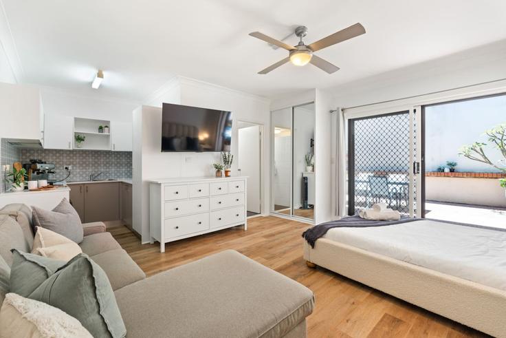 Sydney Bondi BeachのBuilding Roscoe Street - boutiq-private-properties - 1357378のアパートメントにある、モダンな家具を備えたエレガントなデザインのリビングルーム