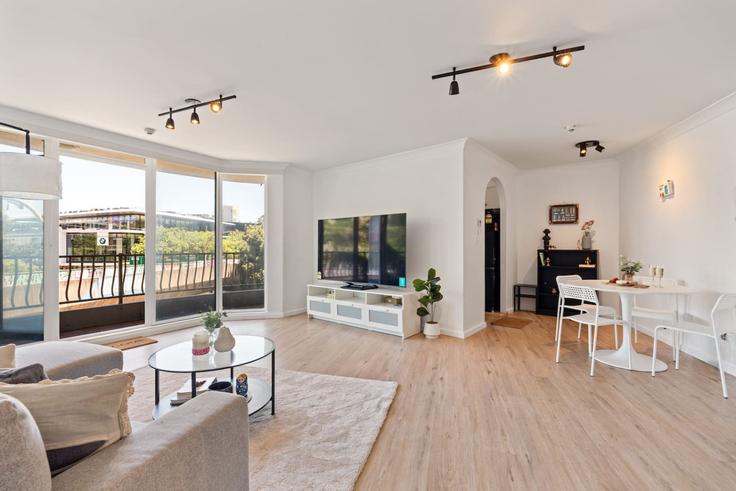 Salle de séjour élégante avec mobilier moderne dans un appartement à Building Bayswater Road - boutiq-private-properties - 1357379 à Rushcutters Bay, Sydney