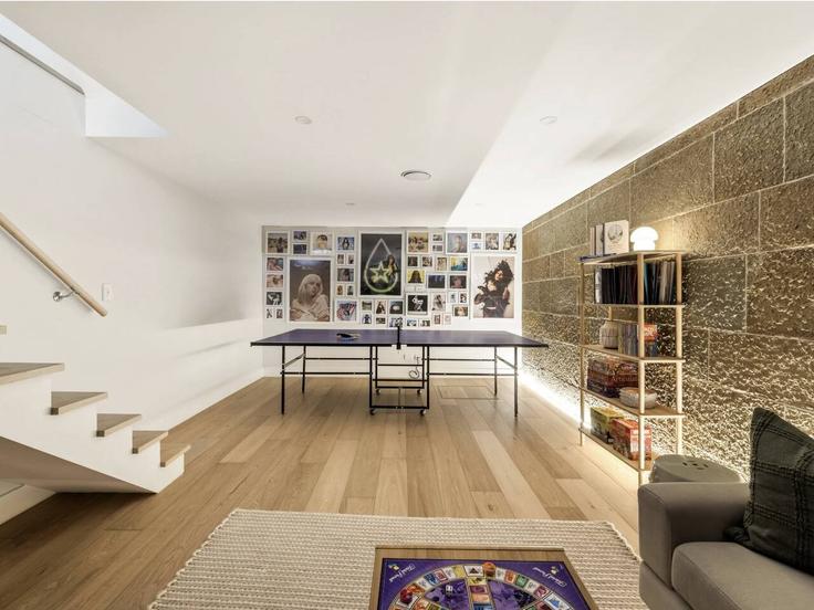 Elegante sala de estar con mobiliario moderno en un apartamento en Building Thurlow Street - boutiq-private-properties - 1363972 en Redfern, Sydney