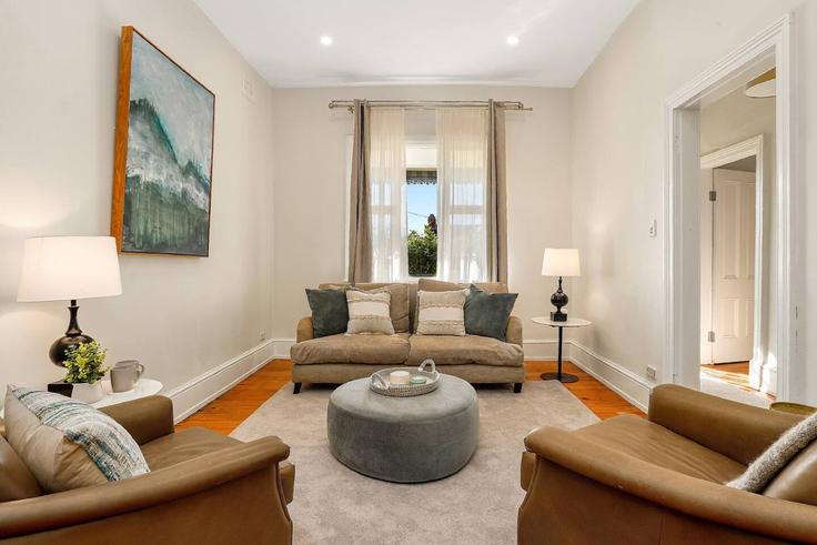 Salle de séjour élégante avec mobilier moderne dans un appartement à Building Thomas Street - boutiq-private-properties - 1438795 à McMahons Point, Sydney