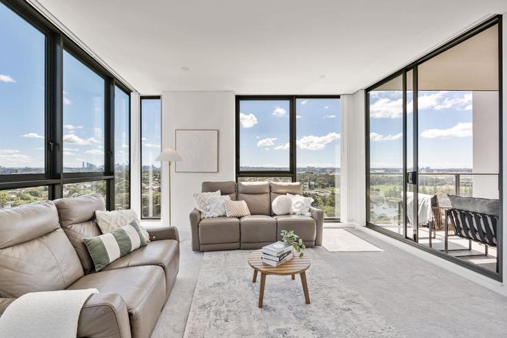 Elegant gestaltetes Wohnzimmer mit moderner Einrichtung in einer Wohnung im Building Chisholm Street - boutiq-private-properties - 1470228 in Wolli Creek, Sydney