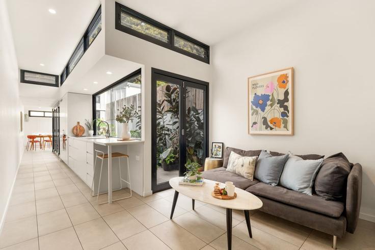 Elegant gestaltetes Wohnzimmer mit moderner Einrichtung in einer Wohnung im Building Telopea Street - boutiq-private-properties - 1583805 in Redfern, Sydney Elegant gestaltetes Wohnzimmer mit moderner Einrichtung in einer Wohnung im Building Telopea Street - boutiq-private-properties - 1583805 in Redfern, Sydney