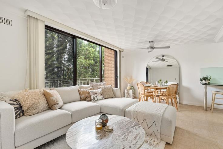 Building Military Road - boutiq-private-properties - 1602285 adresindeki bir dairede modern mobilyalarla zarif bir şekilde tasarlanmış oturma odası North Bondi, Sydney Building Military Road - boutiq-private-properties - 1602285 adresindeki bir dairede modern mobilyalarla zarif bir şekilde tasarlanmış oturma odası North Bondi, Sydney