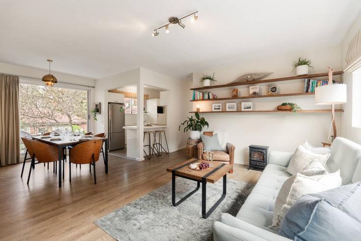 Building Kangaroo Street - boutiq-private-properties - 1639886 adresindeki bir dairede modern mobilyalarla zarif bir şekilde tasarlanmış oturma odası Manly, Sydney Building Kangaroo Street - boutiq-private-properties - 1639886 adresindeki bir dairede modern mobilyalarla zarif bir şekilde tasarlanmış oturma odası Manly, Sydney