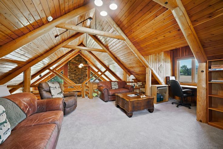 Salle de séjour élégante avec mobilier moderne dans un appartement à Building Main Boulder Road - bozeman-guesthouse - 1591330 à Big Timber, Big Timber