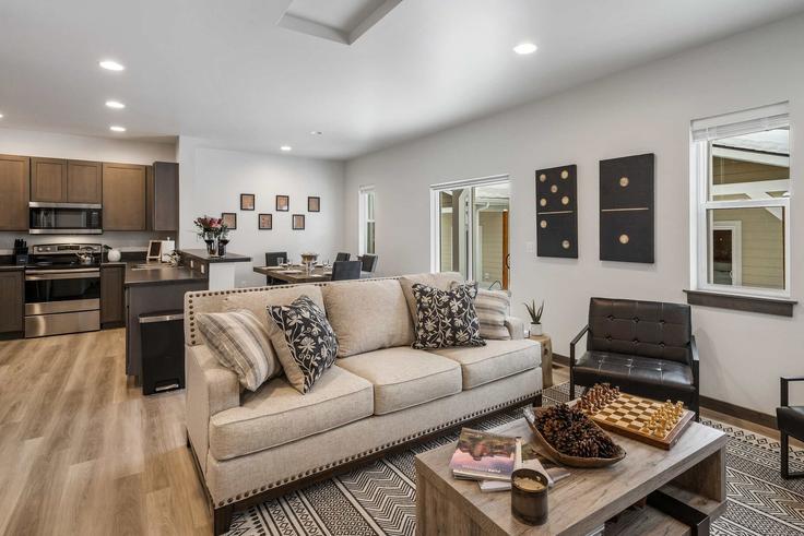 Elegant gestaltetes Wohnzimmer mit moderner Einrichtung in einer Wohnung im Building West Babcock Street - bozemanbnb - 1339969 in Bozeman, Bozeman