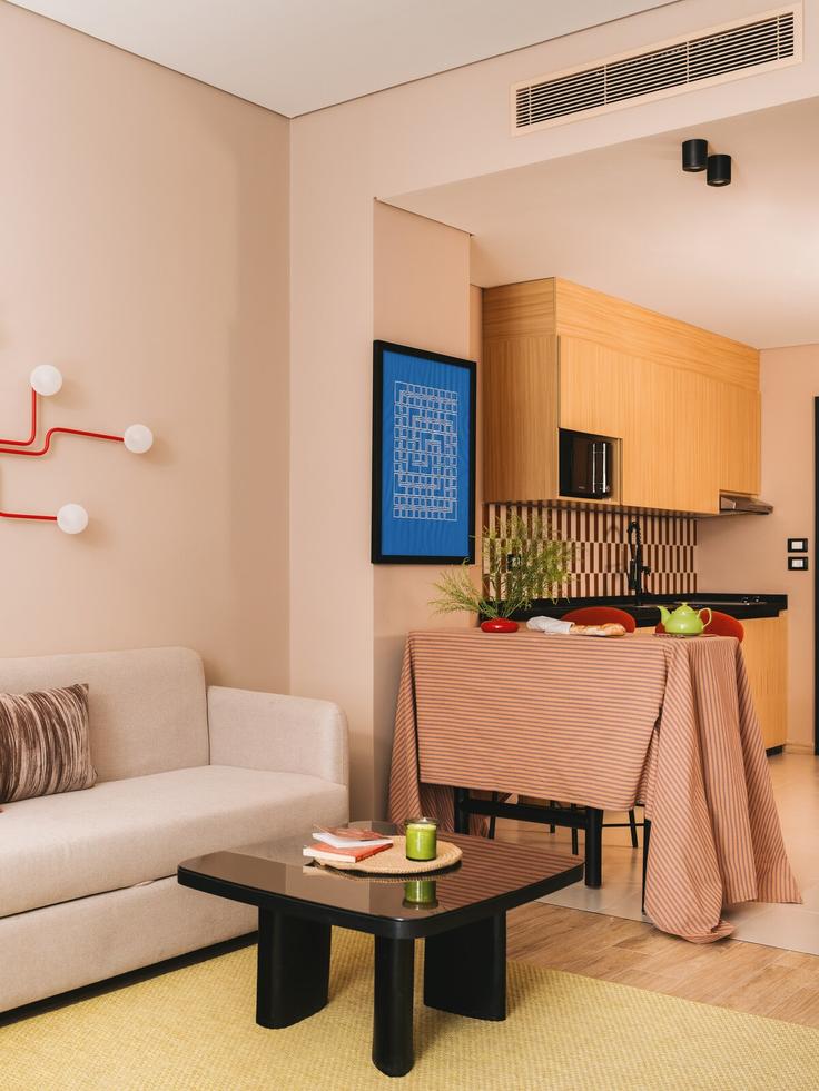 Salle de séjour élégante avec mobilier moderne dans un appartement à Building Gawad Housny - brassbell-hospitality-group - 1647614 à Abdeen, Cairo