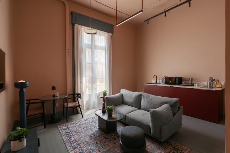 Elegant gestaltetes Wohnzimmer mit moderner Einrichtung in einer Wohnung im Building Talaat Harb - brassbell-hospitality-group - 1647572 in Qasr El Nil, Cairo Elegant gestaltetes Wohnzimmer mit moderner Einrichtung in einer Wohnung im Building Talaat Harb - brassbell-hospitality-group - 1647572 in Qasr El Nil, Cairo