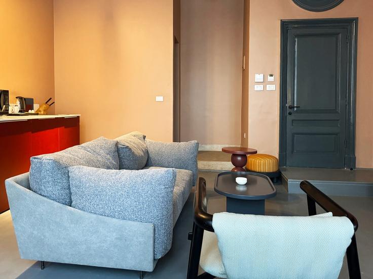 Elegante sala de estar con mobiliario moderno en un apartamento en Building Talaat Harb - brassbell-hospitality-group - 1647507 en Qasr El Nil, Cairo Elegante sala de estar con mobiliario moderno en un apartamento en Building Talaat Harb - brassbell-hospitality-group - 1647507 en Qasr El Nil, Cairo