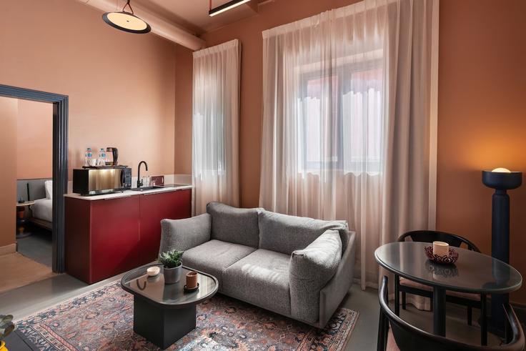 Elegante sala de estar con mobiliario moderno en un apartamento en Building Talaat Harb - brassbell-hospitality-group - 1647582 en Qasr El Nil, Cairo Elegante sala de estar con mobiliario moderno en un apartamento en Building Talaat Harb - brassbell-hospitality-group - 1647582 en Qasr El Nil, Cairo