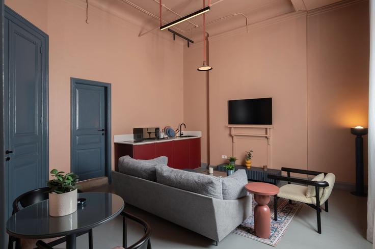 Salle de séjour élégante avec mobilier moderne dans un appartement à Building Talaat Harb - brassbell-hospitality-group - 1647681 à Qasr El Nil, Cairo Salle de séjour élégante avec mobilier moderne dans un appartement à Building Talaat Harb - brassbell-hospitality-group - 1647681 à Qasr El Nil, Cairo