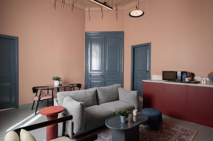 Elegante sala de estar con mobiliario moderno en un apartamento en Building Talaat Harb - brassbell-hospitality-group - 1647557 en Qasr El Nil, Cairo Elegante sala de estar con mobiliario moderno en un apartamento en Building Talaat Harb - brassbell-hospitality-group - 1647557 en Qasr El Nil, Cairo
