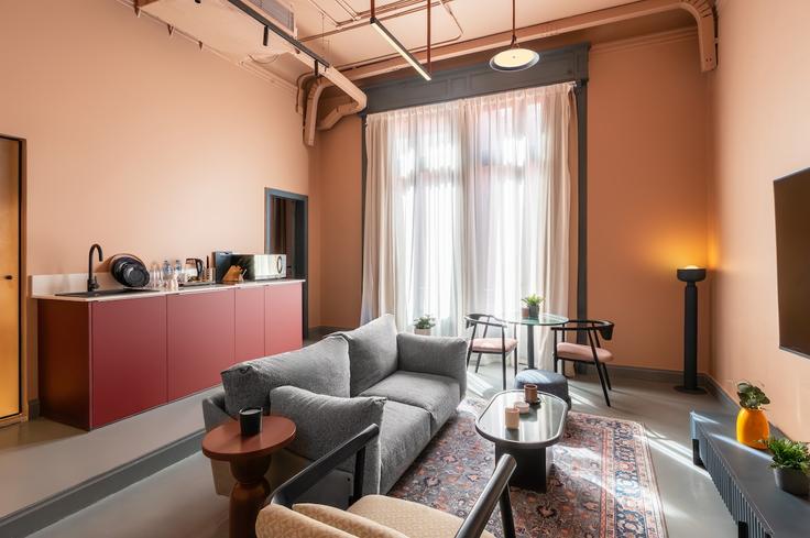 Cairo Qasr El NilのBuilding Talaat Harb - brassbell-hospitality-group - 1647719のアパートメントにある、モダンな家具を備えたエレガントなデザインのリビングルーム