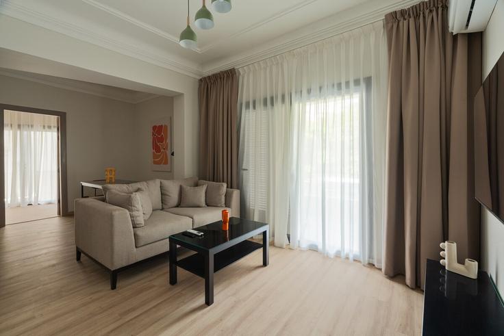 Salle de séjour élégante avec mobilier moderne dans un appartement à Building El-Mansour Mohammed - brassbell-hospitality-group - 1647444 à Zamalek, Cairo Salle de séjour élégante avec mobilier moderne dans un appartement à Building El-Mansour Mohammed - brassbell-hospitality-group - 1647444 à Zamalek, Cairo