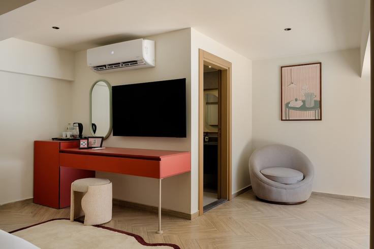 Sala de estar elegantemente projetada com móveis modernos em um apartamento no Building Ibn Katheer - brassbell-hospitality-group - 1647510 em Al Giza, Giza