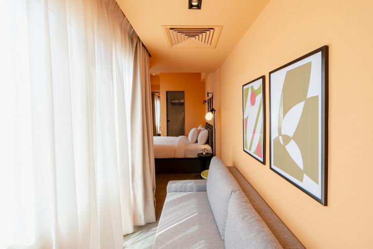 Elegante sala de estar con mobiliario moderno en un apartamento en Building 26 July Street - brassbell-hospitality-group - 1647644 en Qasr El Nil, Cairo Elegante sala de estar con mobiliario moderno en un apartamento en Building 26 July Street - brassbell-hospitality-group - 1647644 en Qasr El Nil, Cairo
