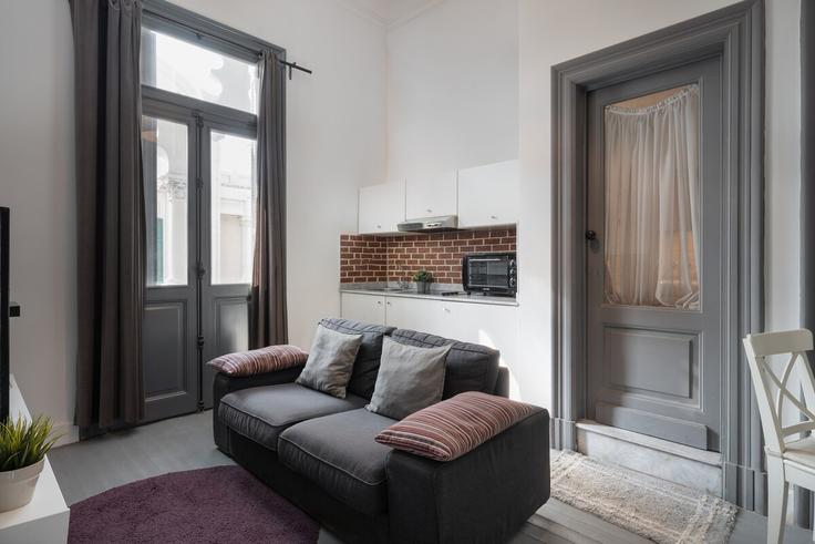 Elegant gestaltetes Wohnzimmer mit moderner Einrichtung in einer Wohnung im Building Digla - brassbell-hospitality-group - 1647725 in Al Attarin, Alexandria