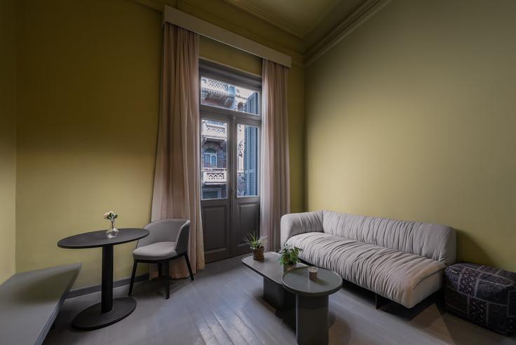Elegant gestaltetes Wohnzimmer mit moderner Einrichtung in einer Wohnung im Building Digla - brassbell-hospitality-group - 1647839 in Al Attarin, Alexandria