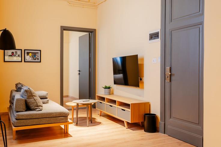 Elegant gestaltetes Wohnzimmer mit moderner Einrichtung in einer Wohnung im Building El-Horeya Road - brassbell-hospitality-group - 1647837 in Al Attarin, Alexandria