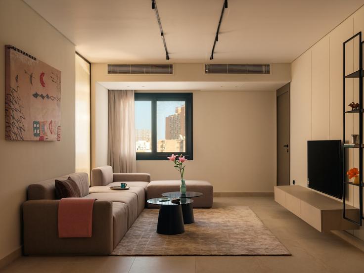 Elegante sala de estar con mobiliario moderno en un apartamento en Building Shafeek Mansour - brassbell-hospitality-group - 1647692 en Zamalek, Cairo Elegante sala de estar con mobiliario moderno en un apartamento en Building Shafeek Mansour - brassbell-hospitality-group - 1647692 en Zamalek, Cairo