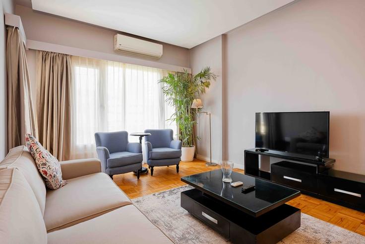 Elegante sala de estar con mobiliario moderno en un apartamento en Building El-Malek El-Fadl - brassbell-hospitality-group - 1647566 en Zamalek, Cairo Elegante sala de estar con mobiliario moderno en un apartamento en Building El-Malek El-Fadl - brassbell-hospitality-group - 1647566 en Zamalek, Cairo