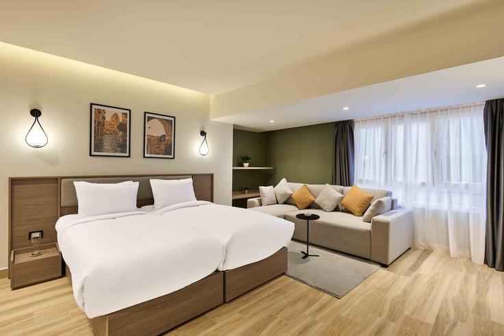 Giza Al GizaのBuilding Abd El-Hady Saleh - brassbell-hospitality-group - 1647864のアパートメントにある、モダンな家具を備えたエレガントなデザインのリビングルーム Giza Al GizaのBuilding Abd El-Hady Saleh - brassbell-hospitality-group - 1647864のアパートメントにある、モダンな家具を備えたエレガントなデザインのリビングルーム