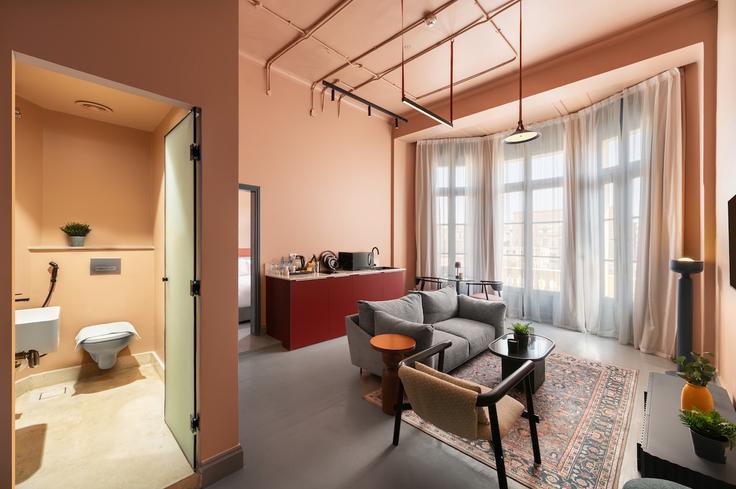 Elegante sala de estar con mobiliario moderno en un apartamento en Building Talaat Harb - brassbell-hospitality-group - 1647716 en Qasr El Nil, Cairo Elegante sala de estar con mobiliario moderno en un apartamento en Building Talaat Harb - brassbell-hospitality-group - 1647716 en Qasr El Nil, Cairo