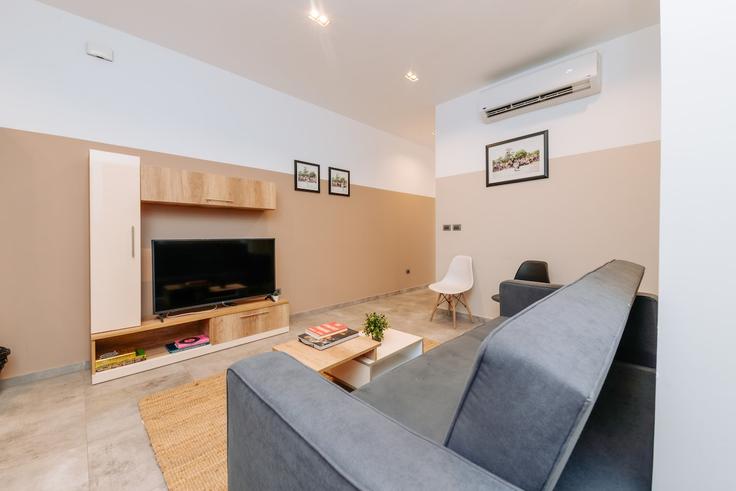 Elegante sala de estar con mobiliario moderno en un apartamento en Building Ismail Mohammed - brassbell-hospitality-group - 1647734 en Zamalek, Cairo