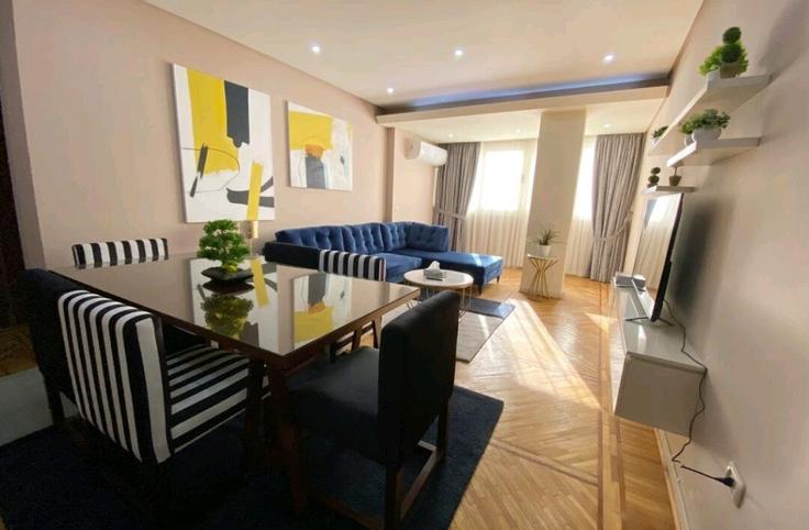 Bulaq, Cairo에 위치한 Building Nile Corniche - brassbell-hospitality-group - 1647593 유닛의 세련된 인테리어가 돋보이는 거실