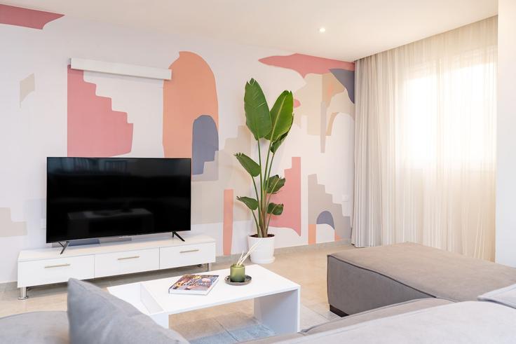 Sala de estar elegantemente projetada com móveis modernos em um apartamento no Building Al Haram - brassbell-hospitality-group - 1647532 em Al Haram, Giza