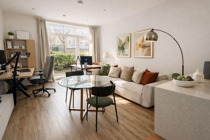 Elegant gestaltetes Wohnzimmer mit moderner Einrichtung in einer Wohnung im Building Hogarth Lane - brazier-legacy-holdings-ltd - 1539441 in London Borough of Hounslow, London