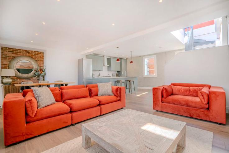 Elegante sala de estar con mobiliario moderno en un apartamento en Building Elm Grove - brazier-legacy-holdings-ltd - 1539442 en London Borough of Merton, London Elegante sala de estar con mobiliario moderno en un apartamento en Building Elm Grove - brazier-legacy-holdings-ltd - 1539442 en London Borough of Merton, London