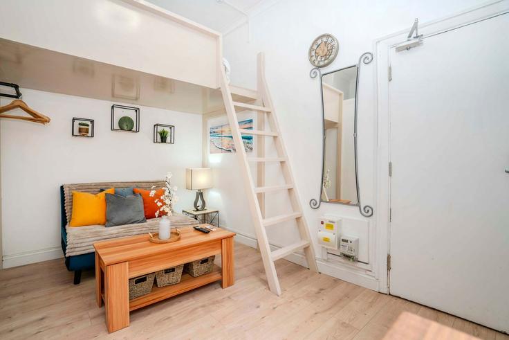 Sala de estar elegantemente projetada com móveis modernos em um apartamento no Building Castletown Road - brazier-legacy-holdings-ltd - 1539447 em London Borough of Hammersmith and Fulham, London
