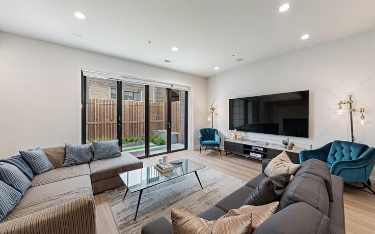 Sala de estar elegantemente projetada com móveis modernos em um apartamento no Building Second Avenue - brazier-legacy-holdings - 1465814 em City of Westminster, London