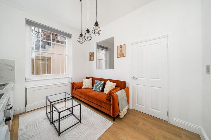 Elegant gestaltetes Wohnzimmer mit moderner Einrichtung in einer Wohnung im Building Fairholme Road - brazier-legacy-holdings - 1506162 in London Borough of Hammersmith and Fulham, London