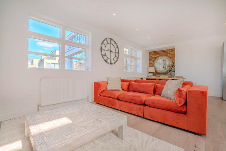 Sala de estar elegantemente projetada com móveis modernos em um apartamento no Building Elm Grove - brazier-legacy-holdings - 1514522 em London Borough of Merton, London