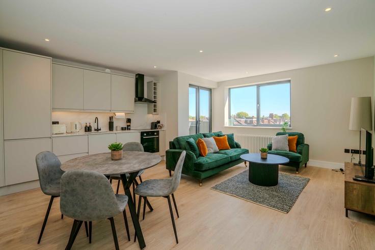 Sala de estar elegantemente projetada com móveis modernos em um apartamento no Building Elm Grove - brazier-legacy-holdings - 1524698 em London Borough of Merton, London